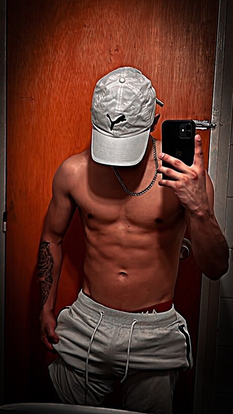 Foto di nudo di fuga di OnlyFans di Saimon 