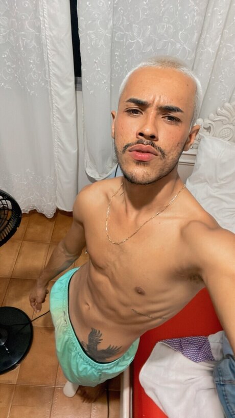 Foto di nudo di fuga di OnlyFans di Santyago
