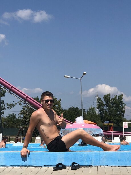 Foto di nudo di fuga di OnlyFans di Neacsu Adrian