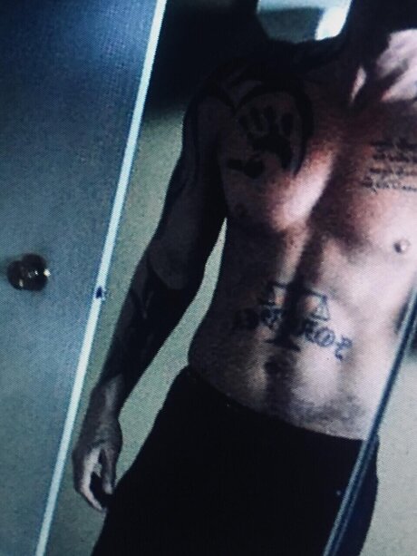 Foto di nudo di fuga di OnlyFans di Hellbilly
