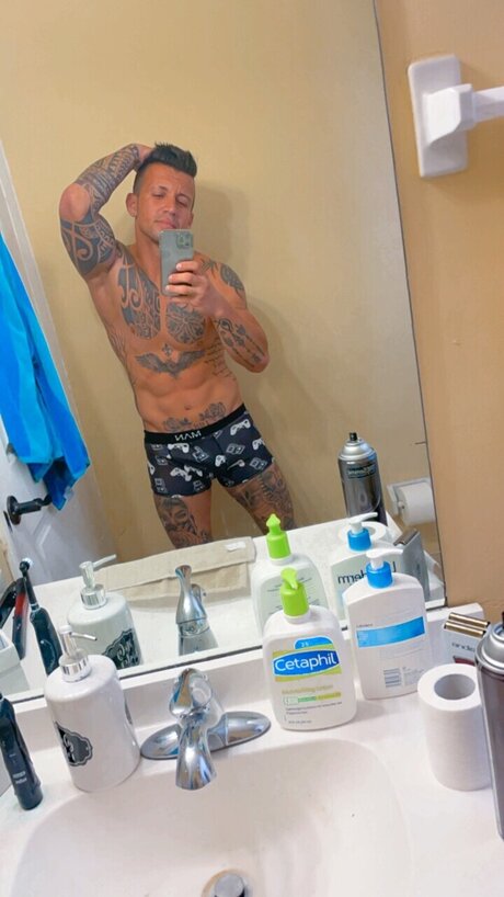 Foto di nudo di fuga di OnlyFans di Leonardo Noda