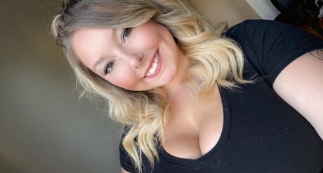 Foto di nudo di fuga di OnlyFans di Courtney