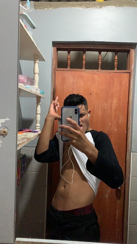 Foto di nudo di fuga di OnlyFans di Angel Guerrero