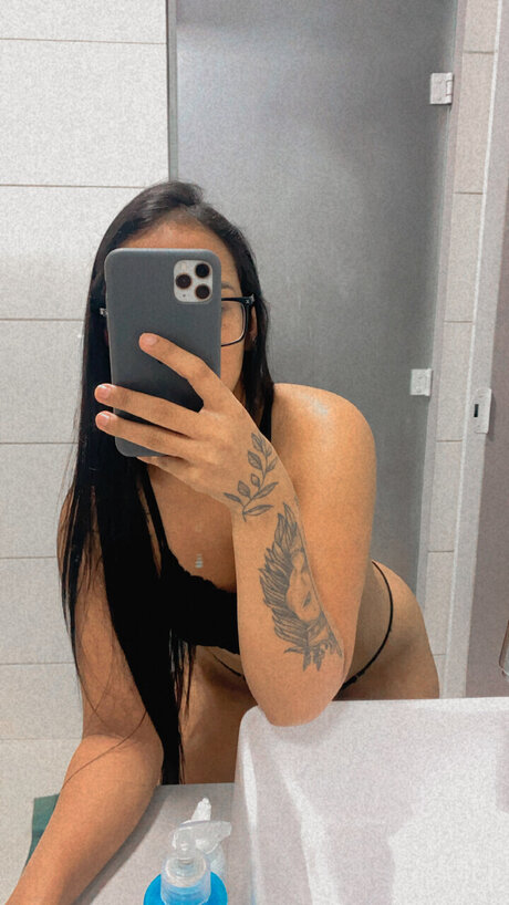 Foto di nudo di fuga di OnlyFans di Larie 