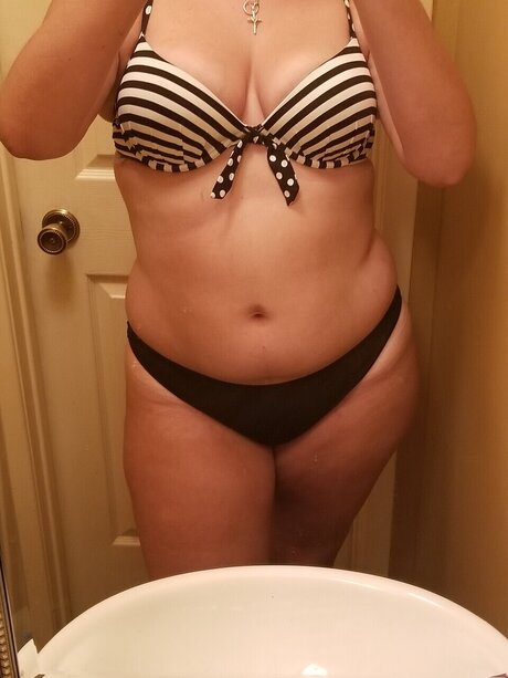 Foto di nudo di fuga di OnlyFans di Baby Witch