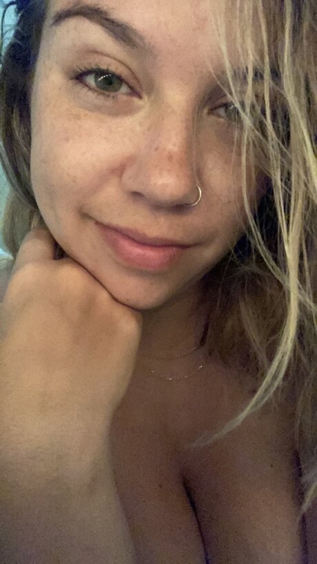 Foto di nudo di fuga di OnlyFans di Desiree Peach