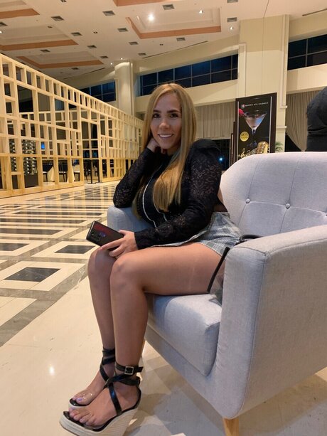 Foto di nudo di fuga di OnlyFans di Antonella 