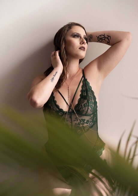 Foto di nudo di fuga di OnlyFans di  Boudoir Mom Jezz