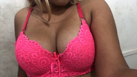 Foto di nudo di fuga di OnlyFans di Katrina