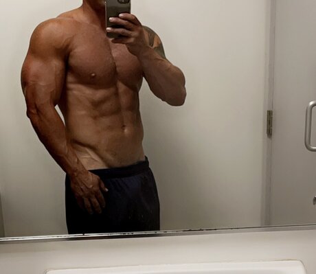 Foto di nudo di fuga di OnlyFans di Bull