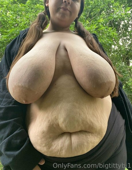 Foto di nudo di fuga di OnlyFans di Bigtittybi1
