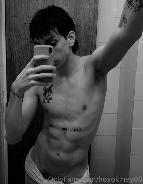 Foto di nudo di fuga di OnlyFans di Heyokihey00