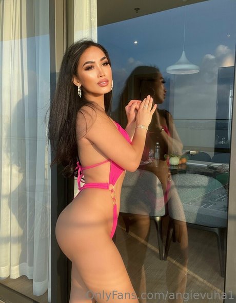 Foto di nudo di fuga di OnlyFans di Angie Vuha