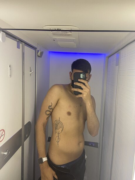 Foto di nudo di fuga di OnlyFans di Sebastian