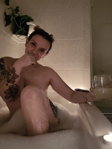 Foto di nudo di fuga di OnlyFans di Moon