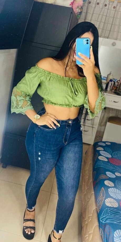 Foto di nudo di fuga di OnlyFans di Anahi