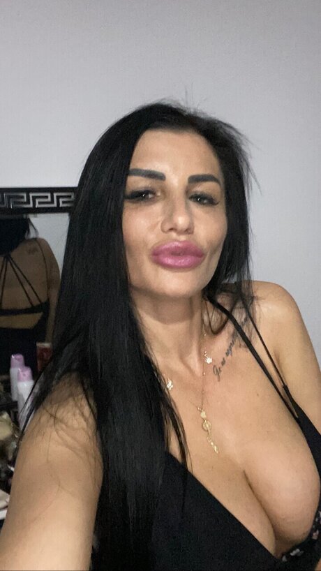 Foto di nudo di fuga di OnlyFans di Your Desiree