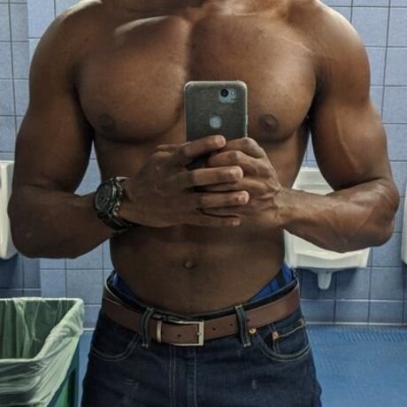 Foto di nudo di fuga di OnlyFans di Rowland