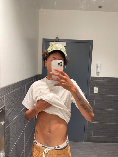 Foto di nudo di fuga di OnlyFans di Yunggkng