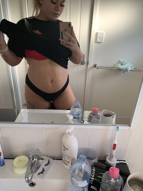 Foto di nudo di fuga di OnlyFans di Tayla