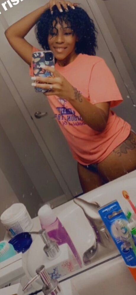 Foto di nudo di fuga di OnlyFans di Lavender Minaj  