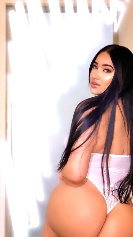 Foto di nudo di fuga di OnlyFans di Sina Marin