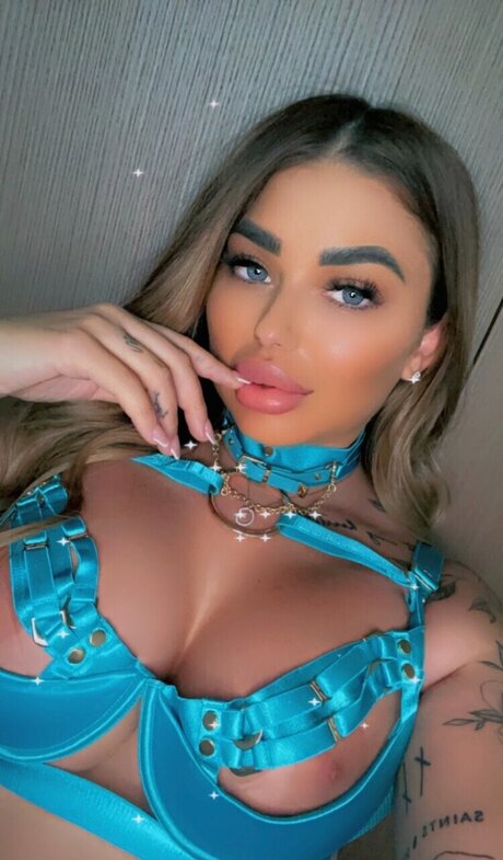 Foto di nudo di fuga di OnlyFans di Curvy Tattooed Goddess