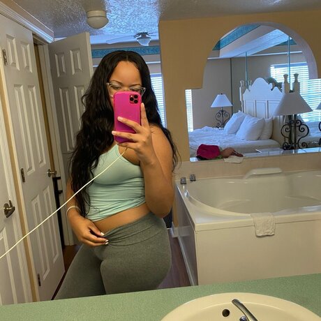 Foto di nudo di fuga di OnlyFans di Prettybooty