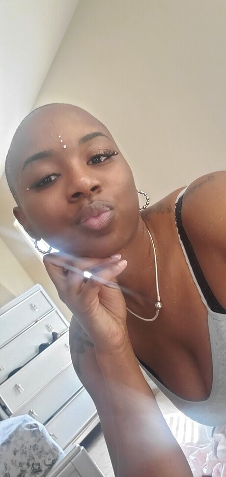 Foto di nudo di fuga di OnlyFans di Lovely