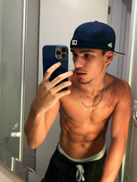 Foto di nudo di fuga di OnlyFans di Antony