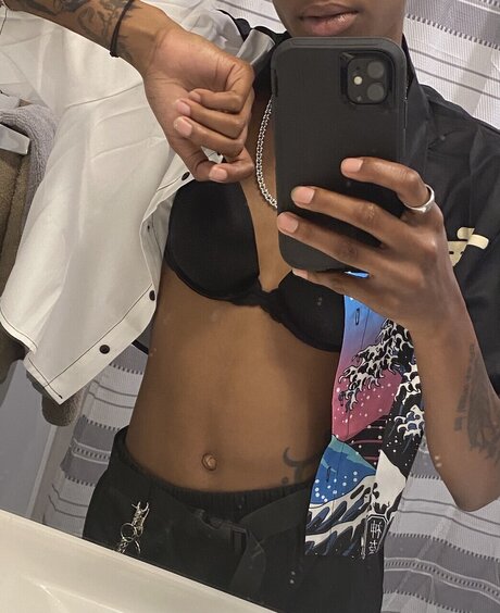 Foto di nudo di fuga di OnlyFans di Alliena