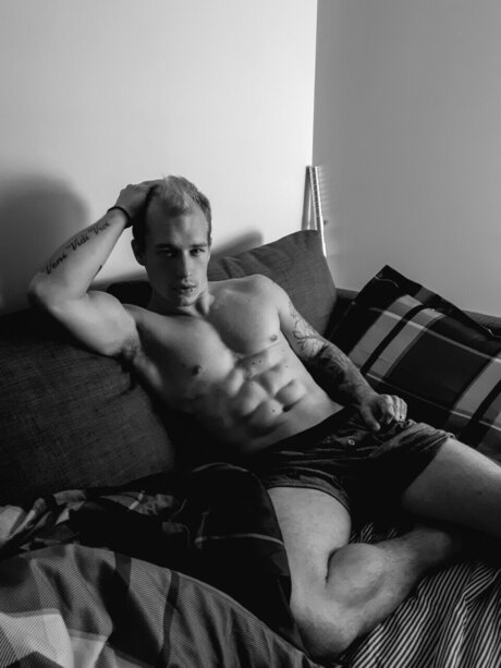 Foto di nudo di fuga di OnlyFans di James