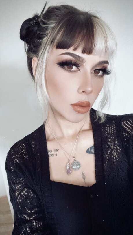 Foto di nudo di fuga di OnlyFans di Flora