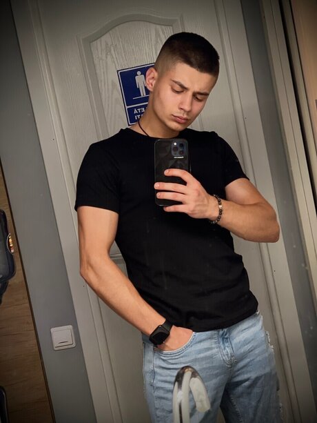 Foto di nudo di fuga di OnlyFans di Gogalcea Marius