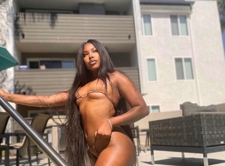 Foto di nudo di fuga di OnlyFans di Serenity James