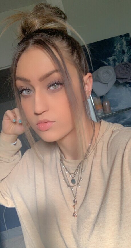 Foto di nudo di fuga di OnlyFans di Her
