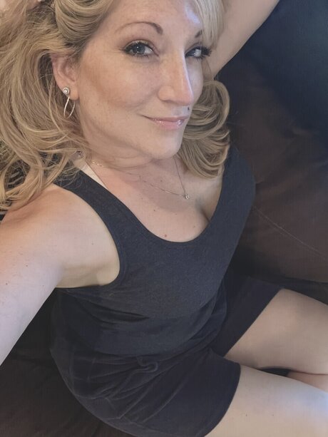 Foto di nudo di fuga di OnlyFans di Yourneighborhoodmom