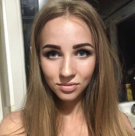 Foto di nudo di fuga di OnlyFans di Arina