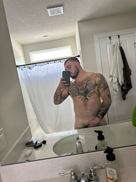Foto di nudo di fuga di OnlyFans di James
