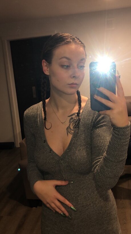 Foto di nudo di fuga di OnlyFans di Little Hilly