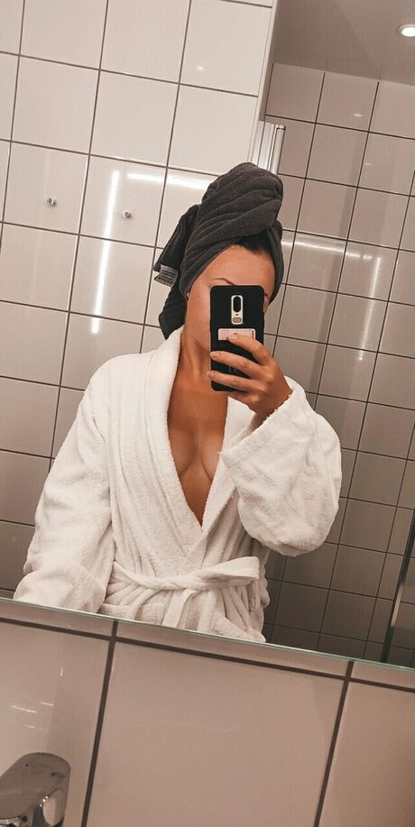 Foto di nudo di fuga di OnlyFans di Swedishskimaskgirl