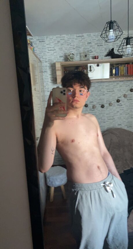 Foto di nudo di fuga di OnlyFans di Adrian