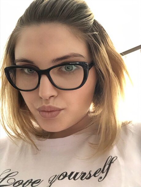Foto di nudo di fuga di OnlyFans di Beatrice Andrei