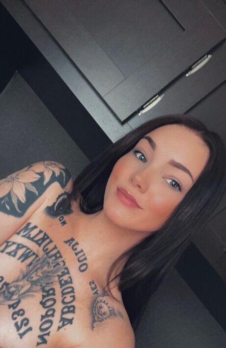 Foto di nudo di fuga di OnlyFans di Avrie