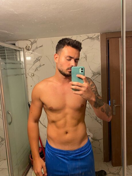 Foto di nudo di fuga di OnlyFans di Enver Etin