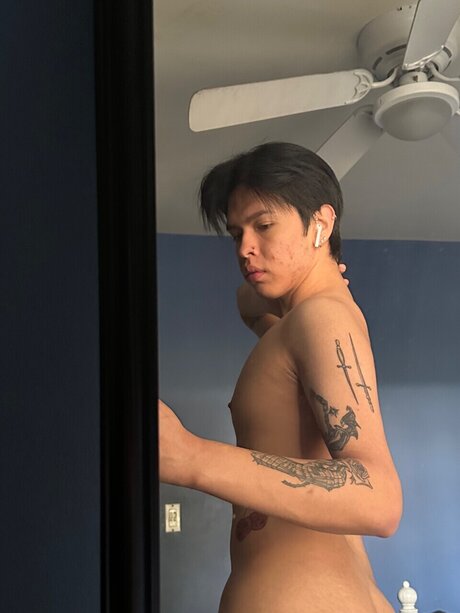 Foto di nudo di fuga di OnlyFans di Adrian