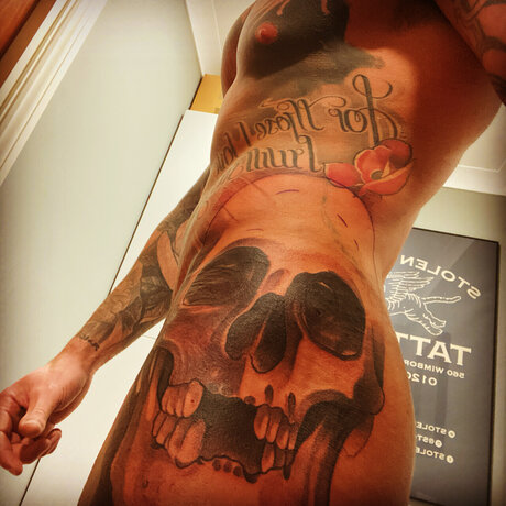 Foto di nudo di fuga di OnlyFans di Tattooed Adonis