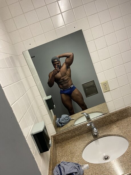 Foto di nudo di fuga di OnlyFans di Mbeast