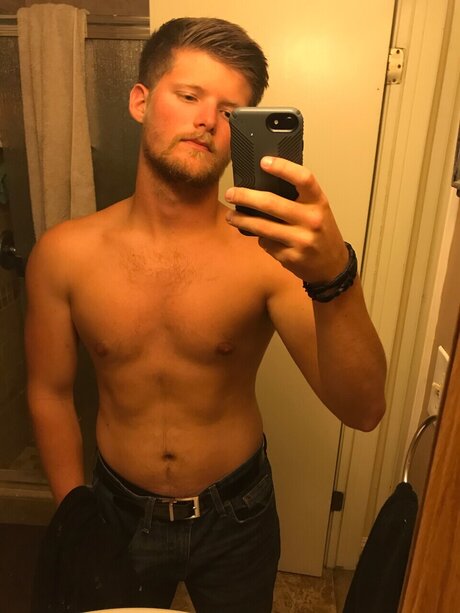 Foto di nudo di fuga di OnlyFans di Tyler Austin