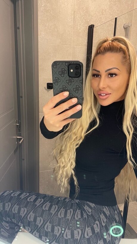 Foto di nudo di fuga di OnlyFans di Tanja